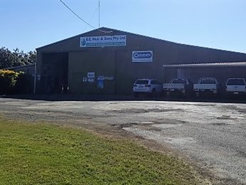 Pressure cleaning a local commercial shed in Bundaberg