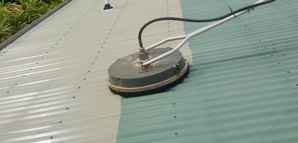 Commercial roof cleaning services