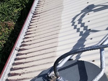 Fantastic difference cleaning a colorbond roof